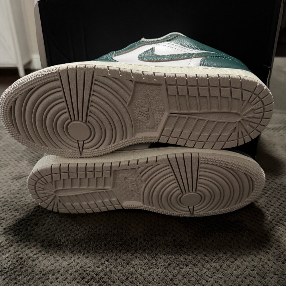 Jordan 1 Low Oxidized green in size 7Y/8.5W - Picture 5 of 7